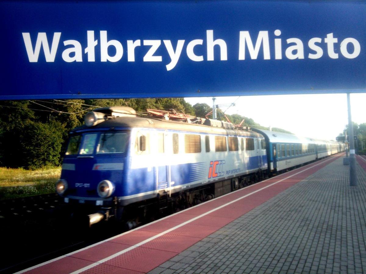 Art Mieszkanie Blisko Dworca Pkp Walbrzych Miasto Exterior photo