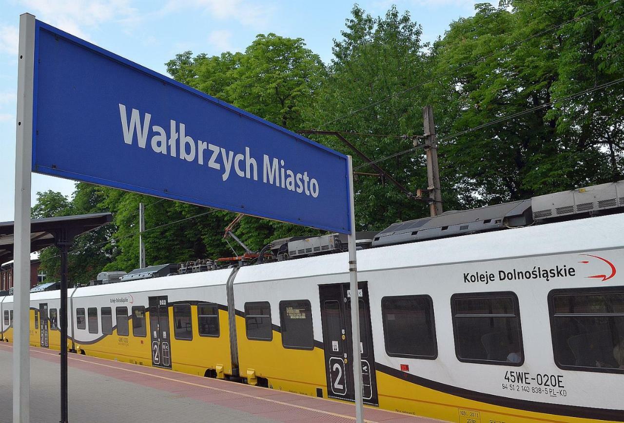 Art Mieszkanie Blisko Dworca Pkp Walbrzych Miasto Exterior photo