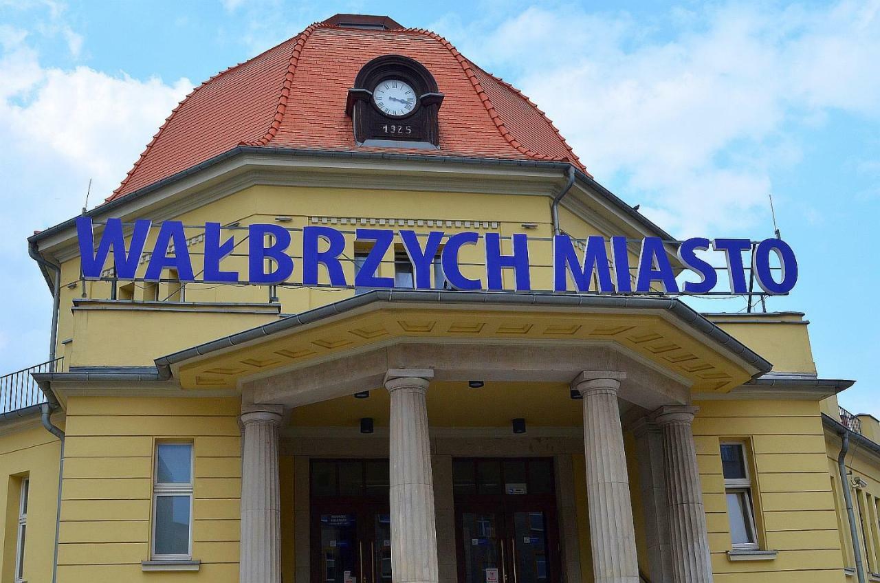 Art Mieszkanie Blisko Dworca Pkp Walbrzych Miasto Exterior photo